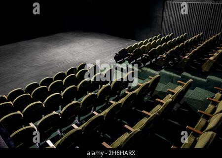 Bild von grünen Samtstühlen im Auditorium Stockfoto