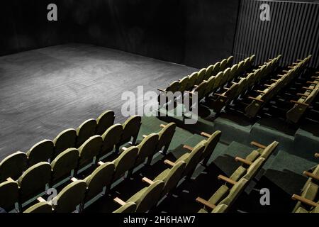 Bild von grünen Samtstühlen im Auditorium Stockfoto