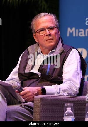 Miami, Vereinigte Staaten Von Amerika. November 2021. MIAMI, FL - 15. NOVEMBER: Der ehemalige Gouverneur von Florida Jeb Bush wird während eines Abends mit dem Autor Jean Becker auf der Miami Book Fair am 15. November 2021 in Miami, Florida, gesehen. (Foto von Alberto E. Tamargo/Sipa USA) Quelle: SIPA USA/Alamy Live News Stockfoto