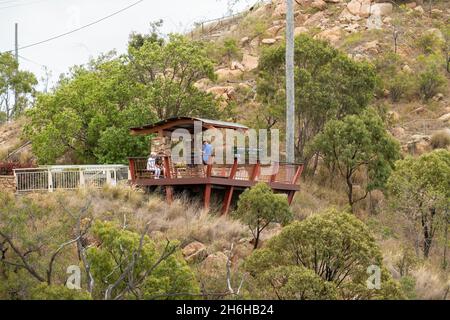 Townsville, Queensland, Australien - 2021. November: Menschen auf einem Aussichtspunkt auf Castle Hill Stockfoto