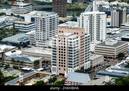 Townsville, Queensland, Australien - November 2021: Kommerzielle Hochhäuser in der Stadt Stockfoto