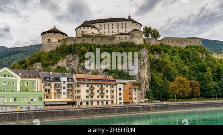 Kufstein, Österreich: 26. September 2021: Blick auf die Festung Kufstein über der Altstadt und dem Inn Stockfoto