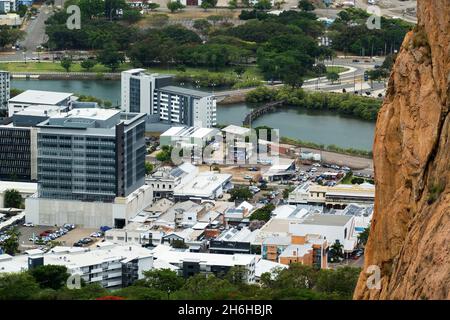 Townsville, Queensland, Australien - November 2021: Handelsbezirk am Fluss mit Bergseite im Bild Stockfoto