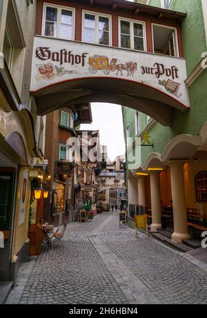 Kufstein, Österreich: 26. September 2021: Schmale Kopfsteinpflasterstraße mit Geschäften und Restaurants im historischen Stadtzentrum von Kufstein Stockfoto