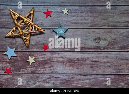 Flaches Lay von Weihnachtsschmuck auf Holzhintergrund Stockfoto