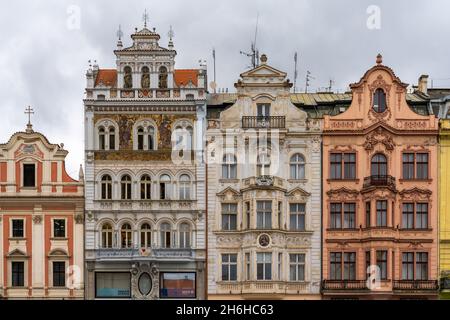 Pilsen, Tschechische Republik - 24. September 2021: Bunte historische Altbauten in der Altstadt von Pilsen Stockfoto