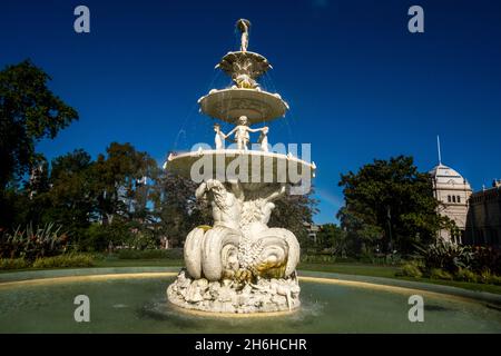 Das Hochgurtel Fountain and Royal Exhibition Building in den Carlton Gardens, Melbourne, Victoria, Australien. Stockfoto