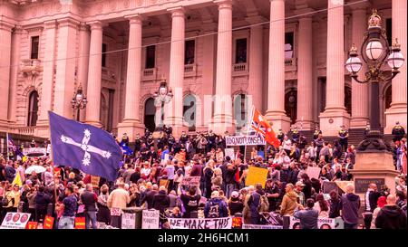 Demonstranten vor dem parlamentsgebäude klagen über die von der Regierung vorgeschlagenen Pandemiegesetze. Melbourne, Victoria Australien Stockfoto