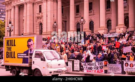 Demonstranten vor dem parlamentsgebäude klagen über die von der Regierung vorgeschlagenen Pandemiegesetze. Melbourne, Victoria Australien Stockfoto