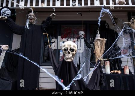Ein Vorstadthaus, das in einem Halloween-Thema dekoriert ist. Clifton Hill, Melbourne, Victoria, Australien Stockfoto