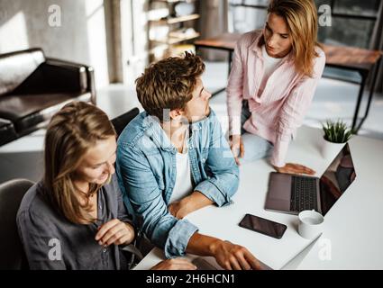 Gruppe von jungen Menschen, die zusammen arbeiten oder studieren. Hipster-Team im Coworking. Junge, moderne Geschäftskollegen. Teamarbeit. Startup-Konzept Stockfoto