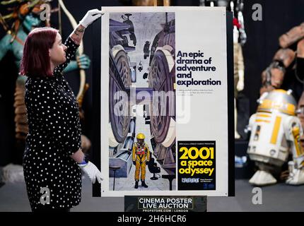 Ein Mitarbeiter von Prop Store sieht sich in seinem Auktionshaus in Rickmansworth, Hertfordshire, ein C-Kunstwerk im US-amerikanischen One-Sheet-Stil für den Film „2001: A Space Odyssey“ aus dem Jahr 1968 an. Es wird geschätzt, dass es in der kommenden Kinoposterauktion des Prop Store zwischen £4,000 und £6,000 verkauft wird. Bilddatum: Donnerstag, 4. November 2021. Stockfoto