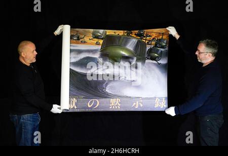 Mitarbeiter des Prop-Stores Rollen ein japanisches B0-Poster für den Film „Apocalypse Now“ aus dem Jahr 1979 in ihrem Auktionshaus in Rickmansworth, Hertfordshire. Es wird geschätzt, dass es in der kommenden Kinoposterauktion des Prop Store zwischen £1,000 und £1,500 verkauft wird. Bilddatum: Donnerstag, 4. November 2021. Stockfoto