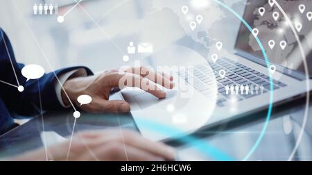 Nahaufnahme der männlichen Hände mit Laptop. Mann, der zu Hause aus der Ferne arbeitet. Konzept der Vernetzung oder Remote-Arbeit. Globales Unternehmensnetzwerk. Online-Kurse. Stockfoto