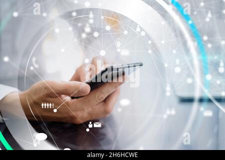 Geschäftsmann, der aus der Ferne arbeitet. Konzept der Vernetzung oder Remote-Arbeit. Globales Unternehmensnetzwerk. Nahaufnahme von männlichen Händen mit Smartphone Stockfoto