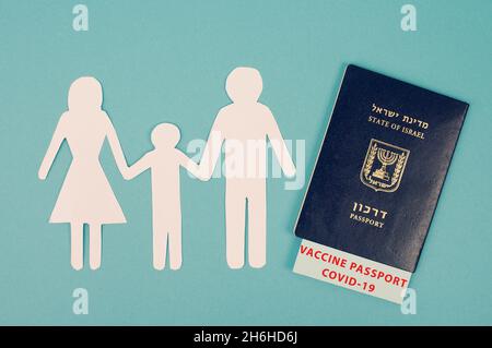 Familie mit Kind, israelischer Reisepass mit Covid-19-Zertifikat, Reisen wegen Pandemie, neue Normalität Stockfoto