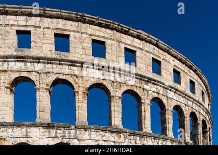 Pula, Kroatien - 27. Oktober 2021: Blick auf die Pula Arena in Istrien im Nordosten Kroatiens Stockfoto