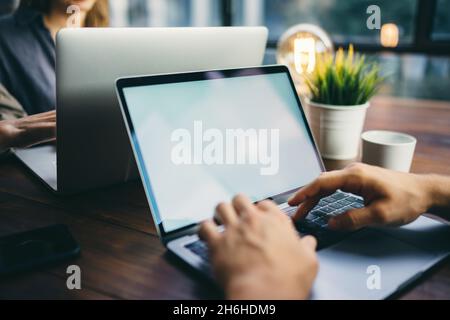 Nahaufnahme von männlichen Händen mit Laptop. Leerer Bildschirm, Mock-up, Copyspace bereit für Text oder Design Stockfoto