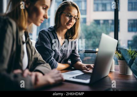 Eine Gruppe junger Menschen, die zusammenarbeiten. Kreative Geschäftsleute im modernen Büro. Hipster-Team im Coworking. Junge, moderne Kollegen. Teamarbeit. Stockfoto