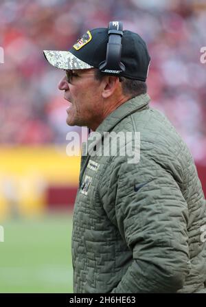 14. Nov 2021; Landover, MD USA; Cheftrainer des Washingtoner Fußballteams, Ron Rivera, ruft während eines NFL-Spiels auf dem FedEx Field nach einem offiziellen Spieler. Washington Be Stockfoto