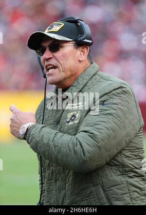 14. Nov 2021; Landover, MD USA; Cheftrainer des Washington Football Teams, Ron Rivera, brüllt während eines NFL-Spiels auf dem FedEx-Feld bei einem Beamten. Washington Bea Stockfoto