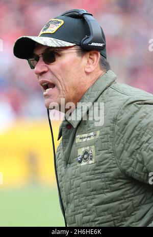 14. Nov 2021; Landover, MD USA; Cheftrainer des Washington Football Teams, Ron Rivera, brüllt während eines NFL-Spiels auf dem FedEx-Feld bei einem Beamten. Washington Bea Stockfoto