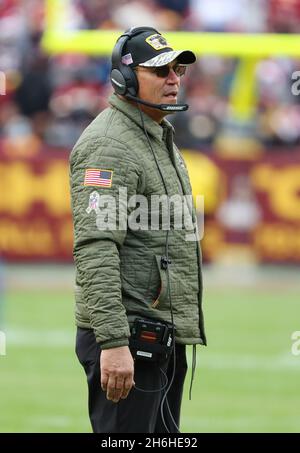 14. Nov 2021; Landover, MD USA; Cheftrainer des Washington Football Teams, Ron Rivera, schaut während eines NFL-Spiels auf dem FedEx Field zu. Washington schlug die Tampa Stockfoto