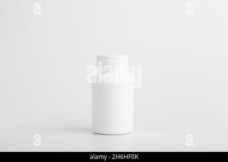 Glas Pillen isolieren. Weißes Plastikglas für medizinische Pillen, Medikamente und Vitamine auf einem weißen Hintergrund. Hochwertige Fotos Stockfoto