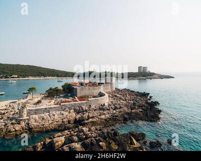 Schloss auf der Insel Otocic Gospa. Montenegro. Drohne Stockfoto