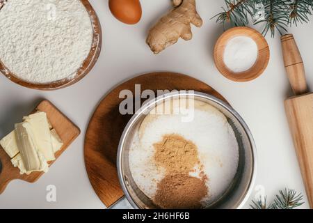 Schritt-für-Schritt-Anleitung zum Backen von Weihnachts-Lebkuchen. Schritt 2: Honig, Zucker und Gewürze in den Topf geben und bei mittlerer Hitze hinunterstellen. Draufsicht Stockfoto