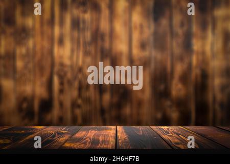 Rustikaler Holzhintergrund. Holztisch für Gegenstände, Waren oder Lebensmittel. Dunkle, verbrannte Plankenstruktur. Hochwertige Fotos Stockfoto