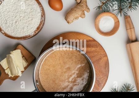 Schritt-für-Schritt-Anleitung zum Backen von Weihnachts-Lebkuchen. Schritt 3: Warten Sie unter Rühren, bis der Zucker vollständig aufgelöst ist. Draufsicht Stockfoto