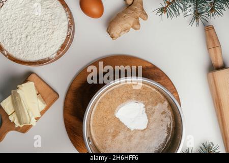 Schritt-für-Schritt-Anleitung zum Backen von Weihnachts-Lebkuchen. Schritt 4: Backpulver hinzufügen und wieder auf den Herd stellen. Draufsicht Stockfoto