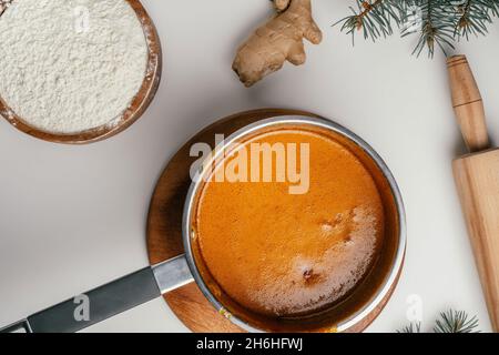 Schritt-für-Schritt-Anleitung zum Backen von Weihnachts-Lebkuchen. Schritt 7: Glatt rühren. Draufsicht Stockfoto