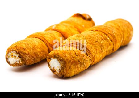 Puff Cream Rolls auf weißem Hintergrund mit selektivem Fokus Stockfoto