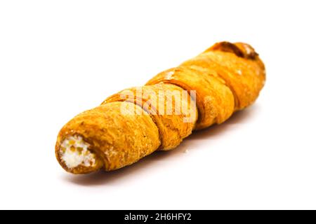Puff Cream Rolls auf weißem Hintergrund mit selektivem Fokus Stockfoto