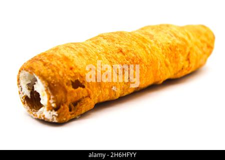 Puff Cream Rolls auf weißem Hintergrund mit selektivem Fokus Stockfoto