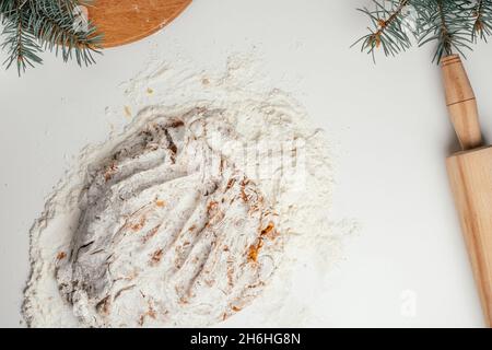 Schritt-für-Schritt-Anleitung zum Backen von Weihnachts-Lebkuchen. Schritt 9: Nach der Verdickung den Teig auf den Tisch legen und weiter in Mehl rühren. Draufsicht Stockfoto