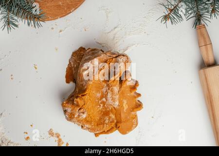 Schritt-für-Schritt-Anleitung zum Backen von Weihnachts-Lebkuchen. Schritt 10: Mehl so viel einrühren, wie der Teig nehmen wird. Draufsicht Stockfoto