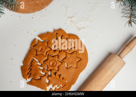 Schritt-für-Schritt-Anleitung zum Backen von Weihnachts-Lebkuchen. Schritt 11: Den Teig in einer Schicht von ca. 0.5 cm ausrollen. Draufsicht Stockfoto