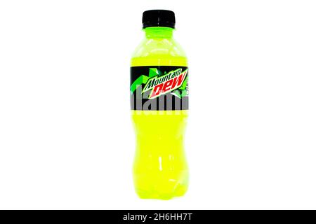 Noida , Utter pardesh , Indien - oktober 17 2021 , Cold Drink , Cold Drink Flaschen auf weißem Hintergrund mit selektivem Fokus in noida oktober 17 2021 Stockfoto