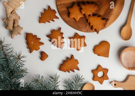 Schritt-für-Schritt-Anleitung zum Backen von Weihnachts-Lebkuchen. Schritt 13: Backen Sie für etwa 15 Minuten bei 360 Grad Fahrenheit oder 180 Celsius . Draufsicht Stockfoto