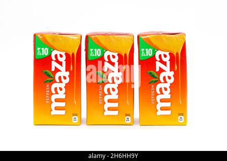 Noida , Utter pardesh , Indien - oktober 17 2021 , Mango Juice , Mango Saftflaschen auf weißem Hintergrund mit selektivem Fokus in noida oktober 17 2021 Stockfoto