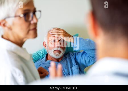 Der Arzt bespricht die Diagnose mit dem besorgten älteren Patienten. Gesundheitskonzept Stockfoto