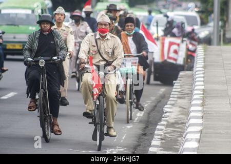 Bogor Onthel Fahrrad-Community trägt indonesische Helden Kostüm nimmt an einer Retro-Radparade zur Feier indonesischen Helden Tag Stockfoto