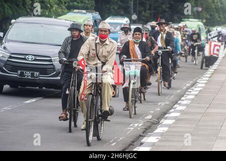 Bogor Onthel Fahrrad-Community trägt indonesische Helden Kostüm nimmt an einer Retro-Radparade zur Feier indonesischen Helden Tag Stockfoto