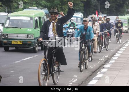 Bogor Onthel Fahrrad-Community trägt indonesische Helden Kostüm nimmt an einer Retro-Radparade zur Feier indonesischen Helden Tag Stockfoto