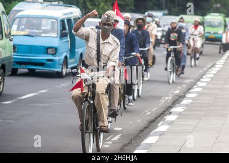 Bogor Onthel Fahrrad-Community trägt indonesische Helden Kostüm nimmt an einer Retro-Radparade zur Feier indonesischen Helden Tag Stockfoto