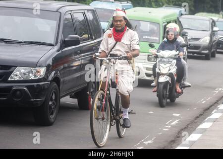 Bogor Onthel Fahrrad-Community trägt indonesische Helden Kostüm nimmt an einer Retro-Radparade zur Feier indonesischen Helden Tag Stockfoto