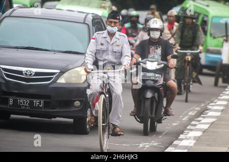 Bogor Onthel Fahrrad-Community trägt indonesische Helden Kostüm nimmt an einer Retro-Radparade zur Feier indonesischen Helden Tag Stockfoto